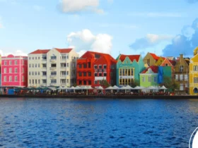 Curaçao é uma ilha paradisíaca no sul do Mar do Caribe e um país autônomo constituinte do Reino dos Países Baixos.