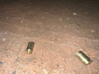 Fiat Uno de proprietário de estabelecimento comercial foi alvejado por ao menos três tiros; GCM recolheu cartuchos de calibre 9mm e busca por suspeita continua