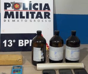 Ação do Grupo de Apoio resultou na prisão de três suspeitos e na apreensão de maconha, cocaína e lança-perfume em kitnet, área externa e carro em Lucas do Rio Verde