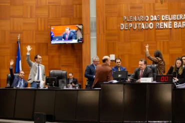 Deputados limpam pauta de votação e aprovam orçamento de 2026