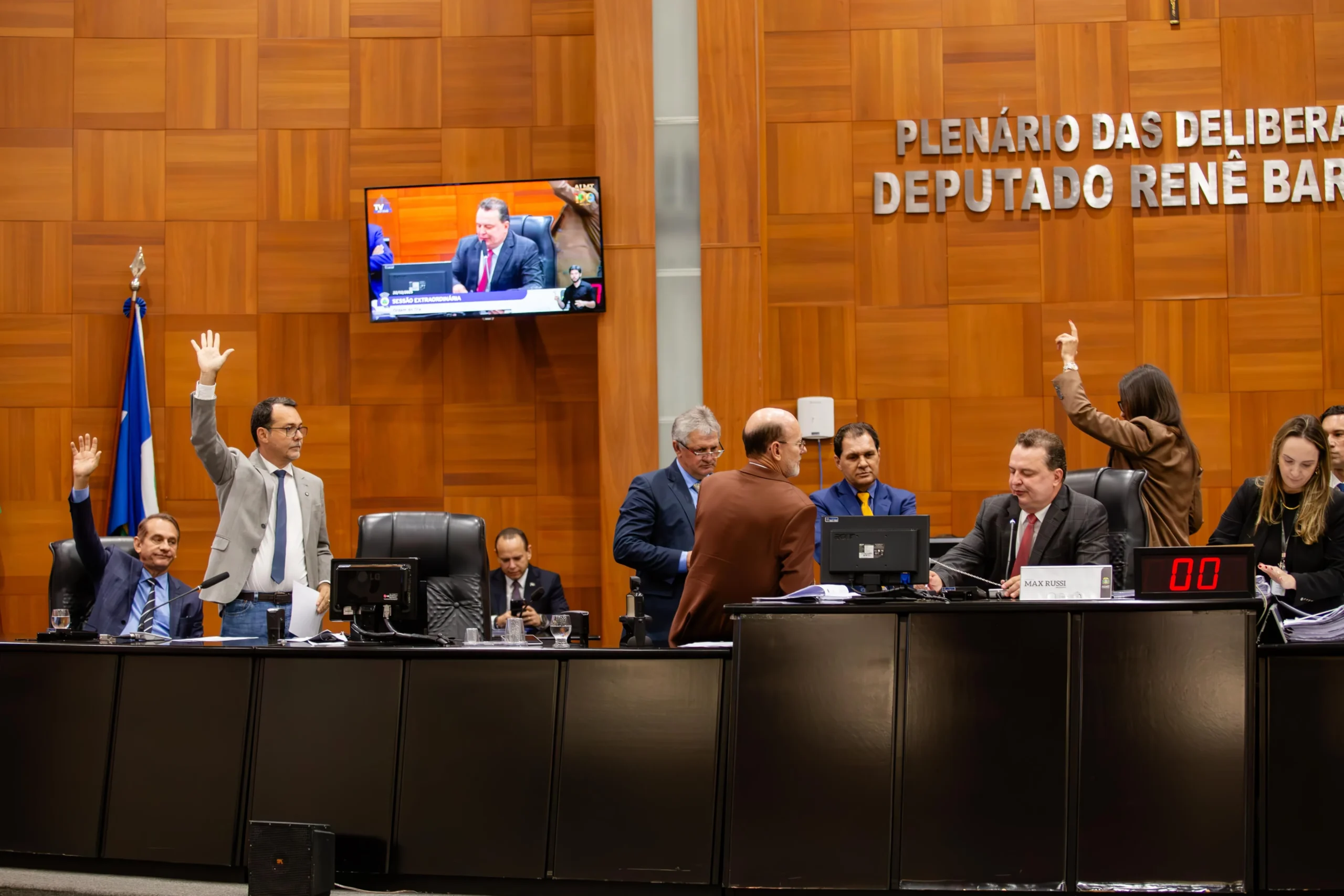 Deputados limpam pauta de votação e aprovam orçamento de 2026