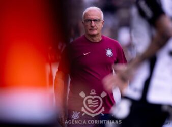 Treinador destaca dificuldades enfrentadas ao longo da temporada e diz que pressão externa não altera seu foco no projeto