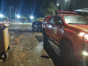 Ocorrência no bairro Jardim Europa mobilizou Corpo de Bombeiros, Guarda Municipal e concessionária de energia para garantir a segurança de motoristas e pedestres