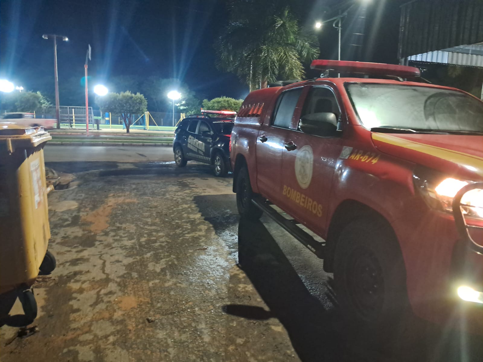 Ocorrência no bairro Jardim Europa mobilizou Corpo de Bombeiros, Guarda Municipal e concessionária de energia para garantir a segurança de motoristas e pedestres