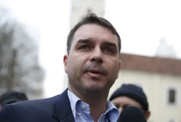 Pré-candidatura do senador Flávio Bolsonaro gera turbulência política