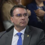 Flávio Bolsonaro reafirma que candidatura é irreversível e diz agora ser contra pena de morte