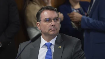 Flávio Bolsonaro reafirma que candidatura é irreversível e diz agora ser contra pena de morte