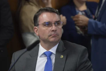 Flávio Bolsonaro reafirma que candidatura é irreversível e diz agora ser contra pena de morte