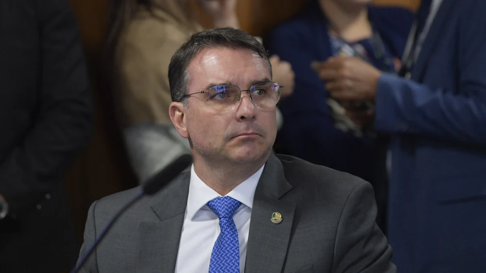 Flávio Bolsonaro reafirma que candidatura é irreversível e diz agora ser contra pena de morte