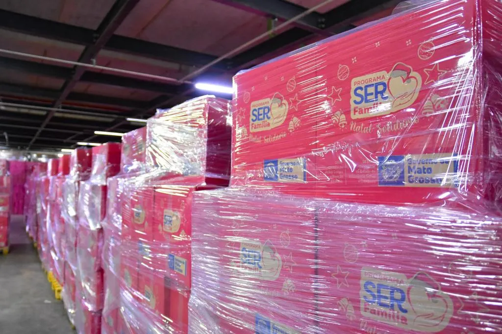 Governo de MT distribui cestas natalinas em Cuiabá