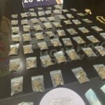 PM flagra suspeito em alta velocidade, encontra droga no bolso e apreende mais entorpecentes na residência do menor; caso foi encaminhado à Delegacia de Polícia Civil