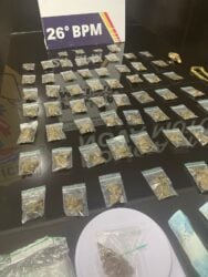 PM flagra suspeito em alta velocidade, encontra droga no bolso e apreende mais entorpecentes na residência do menor; caso foi encaminhado à Delegacia de Polícia Civil