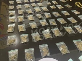PM flagra suspeito em alta velocidade, encontra droga no bolso e apreende mais entorpecentes na residência do menor; caso foi encaminhado à Delegacia de Polícia Civil