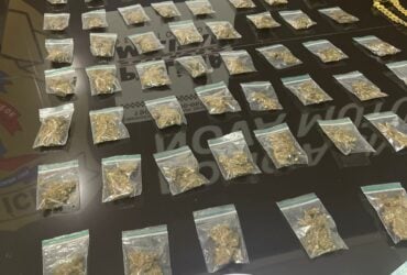 PM flagra suspeito em alta velocidade, encontra droga no bolso e apreende mais entorpecentes na residência do menor; caso foi encaminhado à Delegacia de Polícia Civil