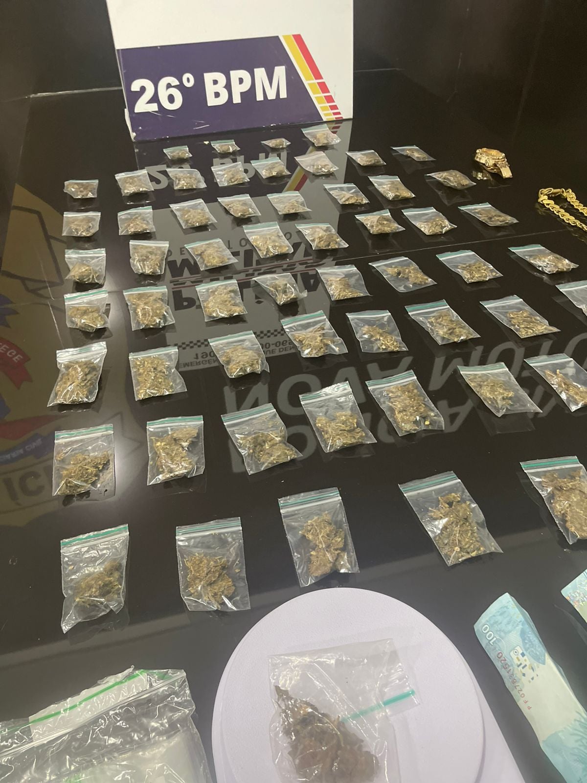 PM flagra suspeito em alta velocidade, encontra droga no bolso e apreende mais entorpecentes na residência do menor; caso foi encaminhado à Delegacia de Polícia Civil