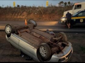Acidente envolvendo dois carros interditou parcialmente a rodovia; duas vítimas foram encaminhadas ao hospital por terceiros e outras duas recusaram atendimento médico