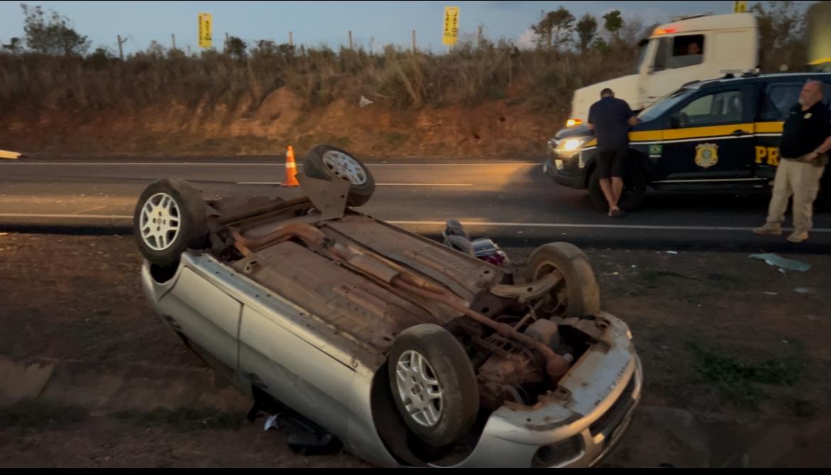 Acidente envolvendo dois carros interditou parcialmente a rodovia; duas vítimas foram encaminhadas ao hospital por terceiros e outras duas recusaram atendimento médico