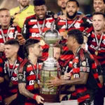 Justificativa do juiz argentino irrita bastidores alviverdes; especialistas apontam conduta violenta