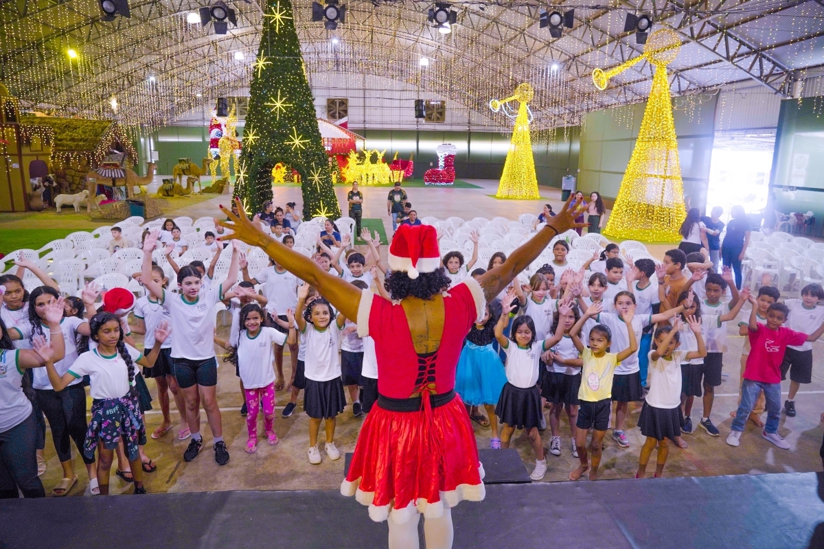 Magia do Natal encanta alunos das escolas municipais nas visitas à Vila Encantada de Lucas do Rio Verde