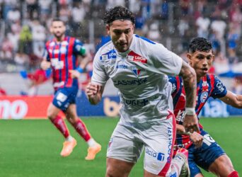 Fortaleza x Corinthians: onde assistir, escalações e tudo sobre o duelo decisivo no Castelão. Imagem: Matheus Amorim FEC
