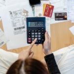 Número de famílias com contas em atraso aumenta na capital, aponta CNC