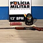 Arma com nove munições foi encontrada dentro de caminhonete abordada no bairro Bandeirantes. Apenas um dos quatro ocupantes assumiu a propriedade do armamento e foi encaminhado à delegacia.