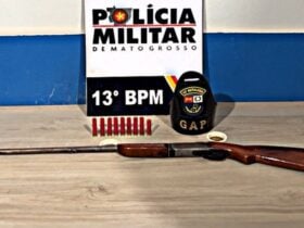 Arma com nove munições foi encontrada dentro de caminhonete abordada no bairro Bandeirantes. Apenas um dos quatro ocupantes assumiu a propriedade do armamento e foi encaminhado à delegacia.