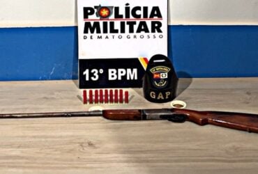 Arma com nove munições foi encontrada dentro de caminhonete abordada no bairro Bandeirantes. Apenas um dos quatro ocupantes assumiu a propriedade do armamento e foi encaminhado à delegacia.