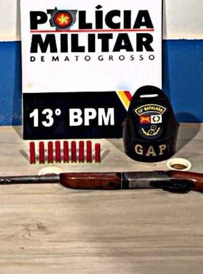 Arma com nove munições foi encontrada dentro de caminhonete abordada no bairro Bandeirantes. Apenas um dos quatro ocupantes assumiu a propriedade do armamento e foi encaminhado à delegacia.