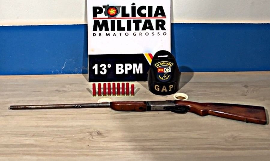 Arma com nove munições foi encontrada dentro de caminhonete abordada no bairro Bandeirantes. Apenas um dos quatro ocupantes assumiu a propriedade do armamento e foi encaminhado à delegacia.