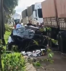 Impacto destruiu o veículo de passeio; vítima ficou presa às ferragens e morreu antes da chegada do socorro