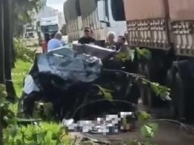 Impacto destruiu o veículo de passeio; vítima ficou presa às ferragens e morreu antes da chegada do socorro