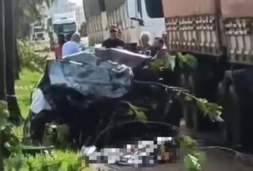 Impacto destruiu o veículo de passeio; vítima ficou presa às ferragens e morreu antes da chegada do socorro