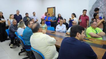 Prefeita Flávia Moretti e Fipe entregam diagnóstico preliminar sobre saneamento básico à Câmara Municipal de Várzea Grande