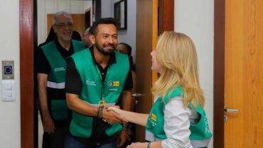 Prefeita de Várzea Grande entrega novos coletes e dialoga com fiscais de postura