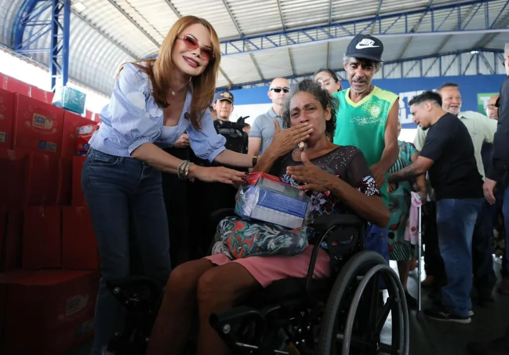 Primeira-dama entrega cestas natalinas em Cuiabá