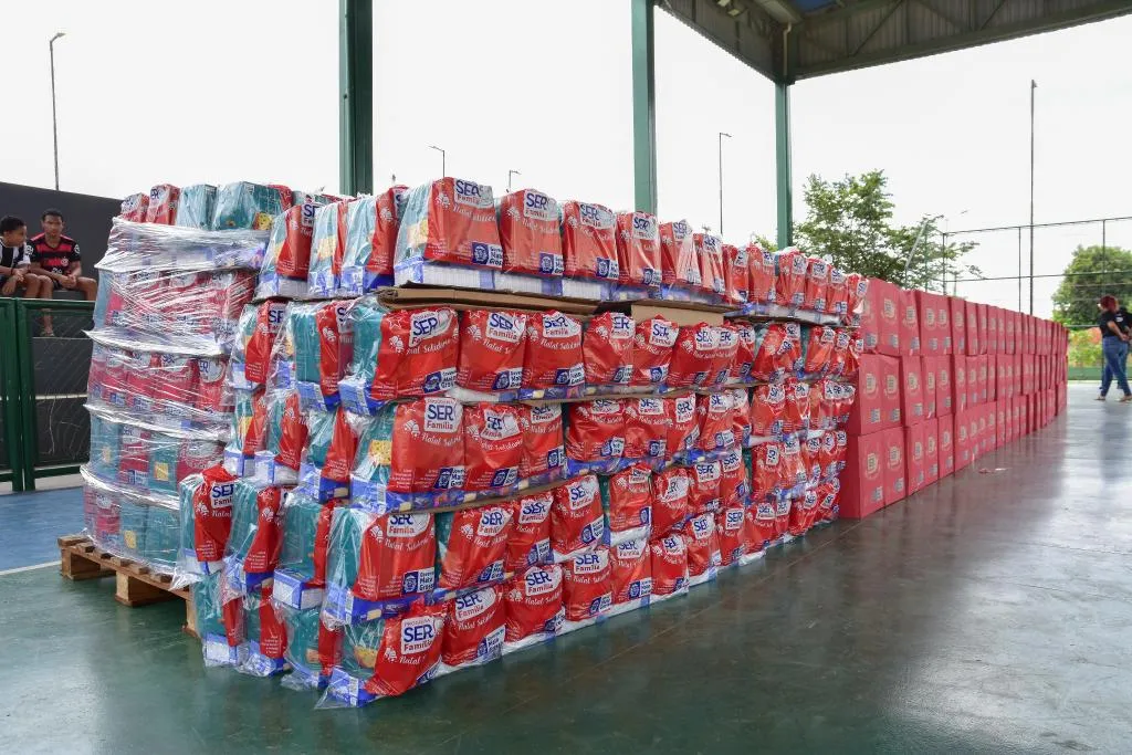 Primeira-dama entrega cestas natalinas em Cuiabá e Chapada