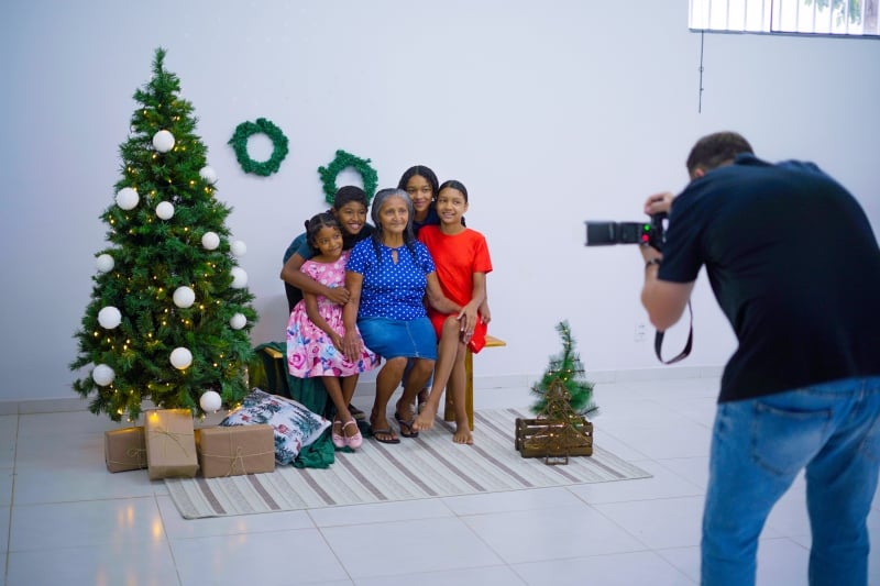 Projeto social presenteia famílias atendidas pelo CRAS com ensaio fotográfico de Natal em Lucas do Rio Verde