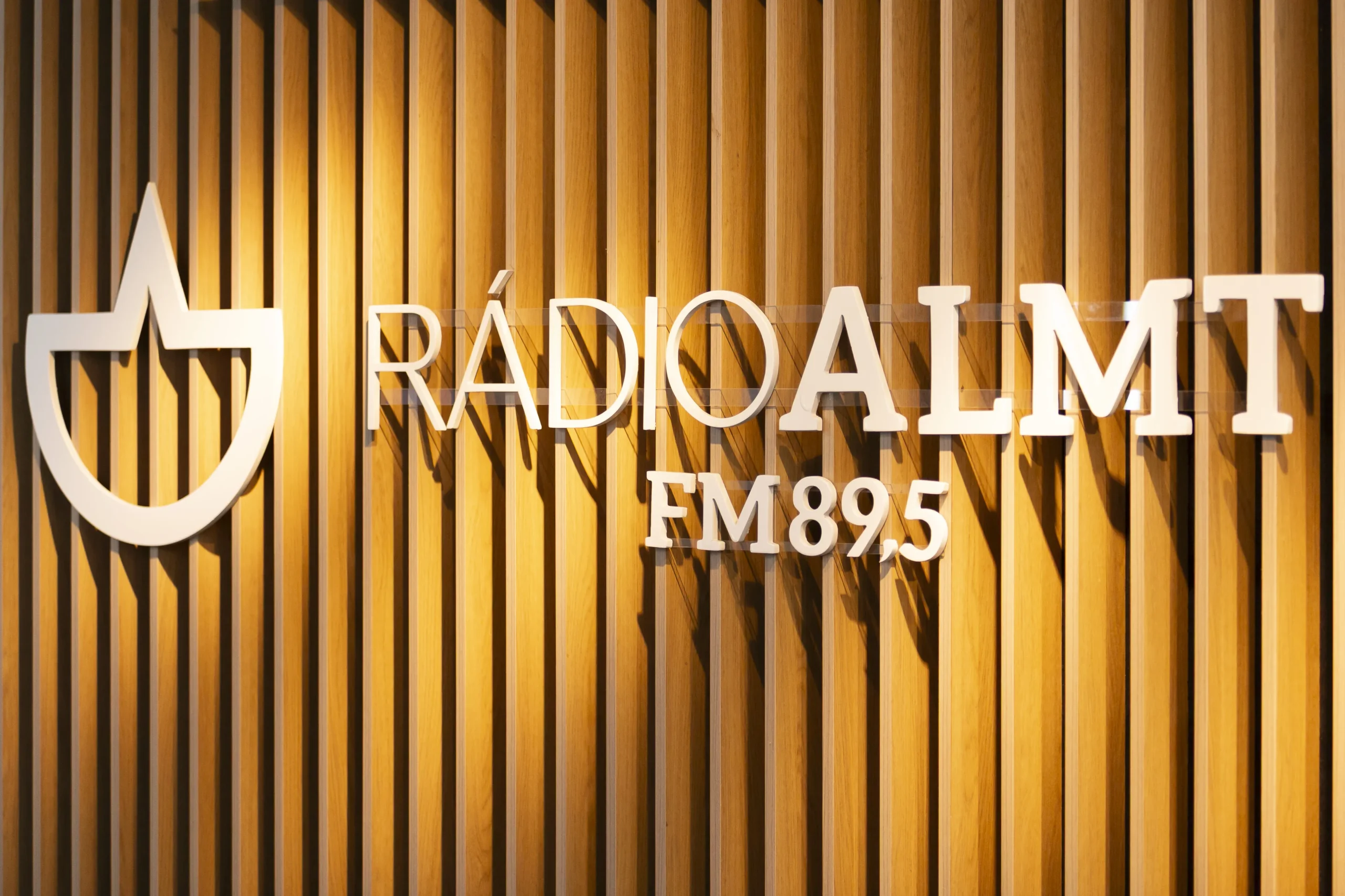 Rádio Assembleia amplia integração nacional em 2026