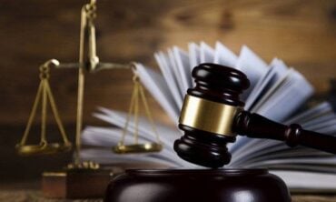 TJMT condena instituição de ensino a indenizar aluna por cobranças indevidas após cancelamento de matrícula