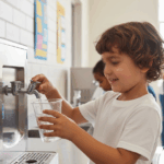 Tomando água potável