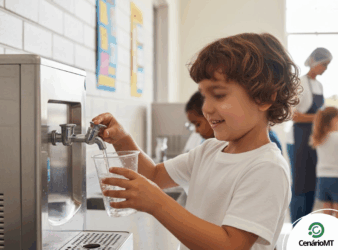 Tomando água potável