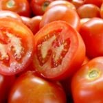 Tomate despenca 26% no atacado em novembro, com queda generalizada de hortaliças; frutas têm preços estáveis