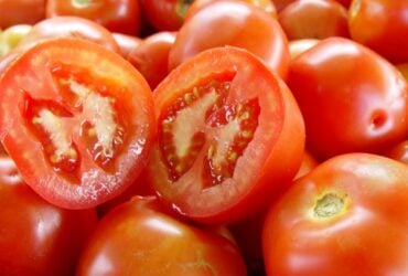 Tomate despenca 26% no atacado em novembro, com queda generalizada de hortaliças; frutas têm preços estáveis