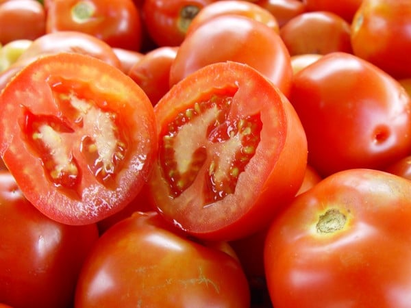 Tomate despenca 26% no atacado em novembro, com queda generalizada de hortaliças; frutas têm preços estáveis