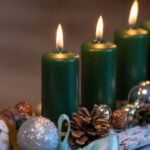 Saiba quais cores de velas usar para manifestar amor, prosperidade, dinheiro e harmonia neste Natal e Ano Novo