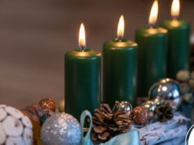 Saiba quais cores de velas usar para manifestar amor, prosperidade, dinheiro e harmonia neste Natal e Ano Novo
