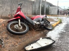 Mulher morre e criança fica em estado grave após acidente entre carro e moto em Lucas do Rio Verde