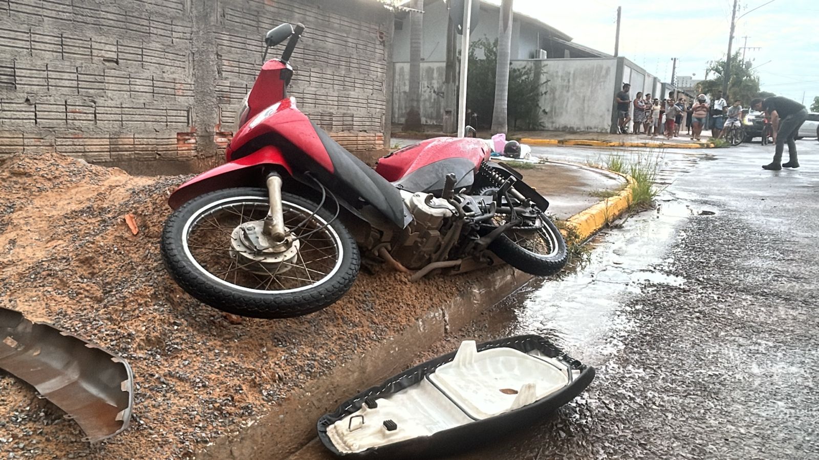 Mulher morre e criança fica em estado grave após acidente entre carro e moto em Lucas do Rio Verde