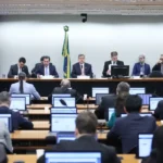Orçamento de 2026 avança no congresso com aprovação em comissão